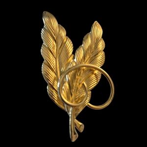 Vintage leaf brooch, pin. Goldtone